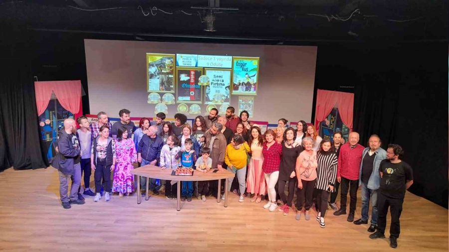 Ayval�k Belediye Tiyatrosu �d�le doymuyor