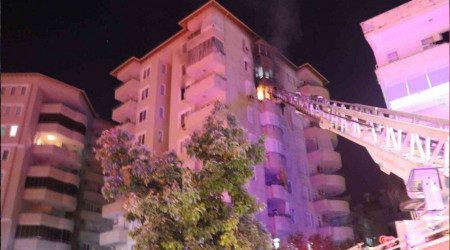 Babalarının cenazesine giden ailenin evinde yangın çıktı