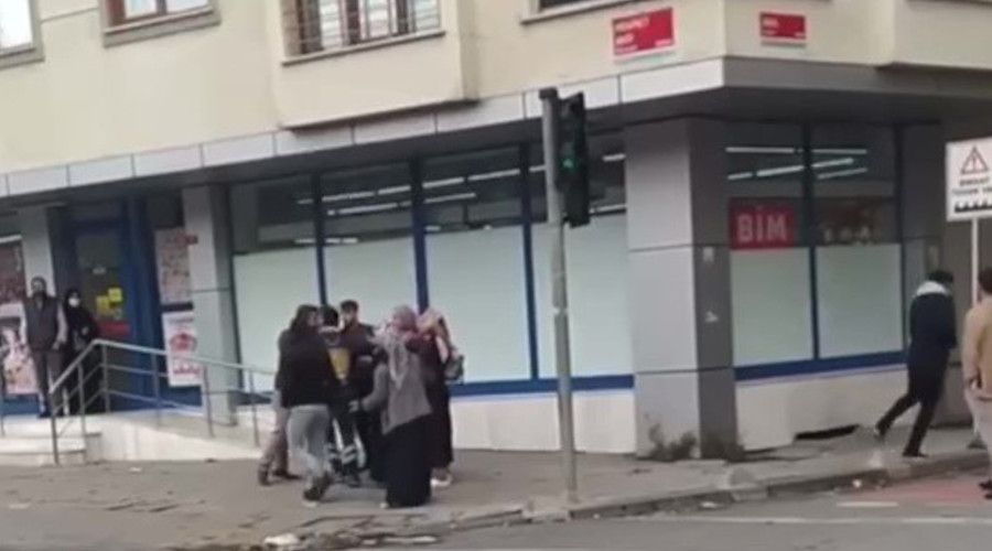 Bağcılar'da 'halı silkeleme' kavgası kanlı bitti
