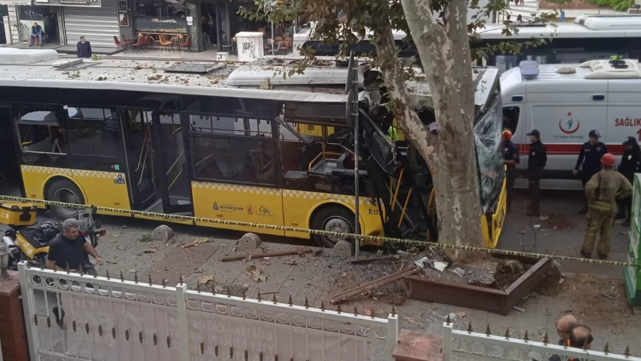 Bahçelievler'de ağaca çarpan İETT otobüsündeki 7 kişi yaralandı
