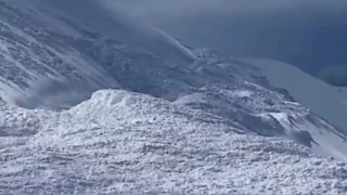 Bahçesaray'da yol açma sırasında çığ düştü