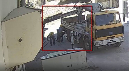 Bakır kabloları vinçle sökerek çaldılar