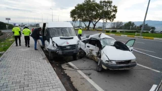 Balıkesir'de işçi servisi ile otomobil çarpıştı: 1 ölü, 4 yaralı