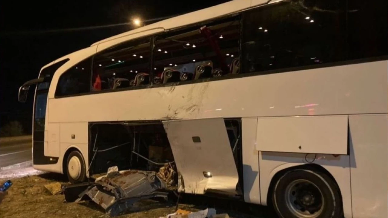 Band�rma otogar kav�a��nda otob�s ile kamyon �arp��t�: 14 yaral�