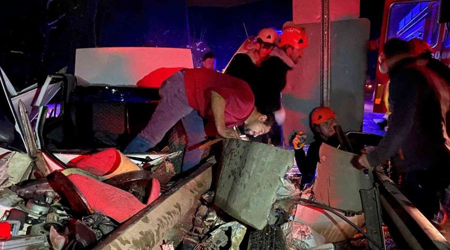 Bariyerlere ok gibi saplanan otomobilin ibresi 140'a takılı kaldı