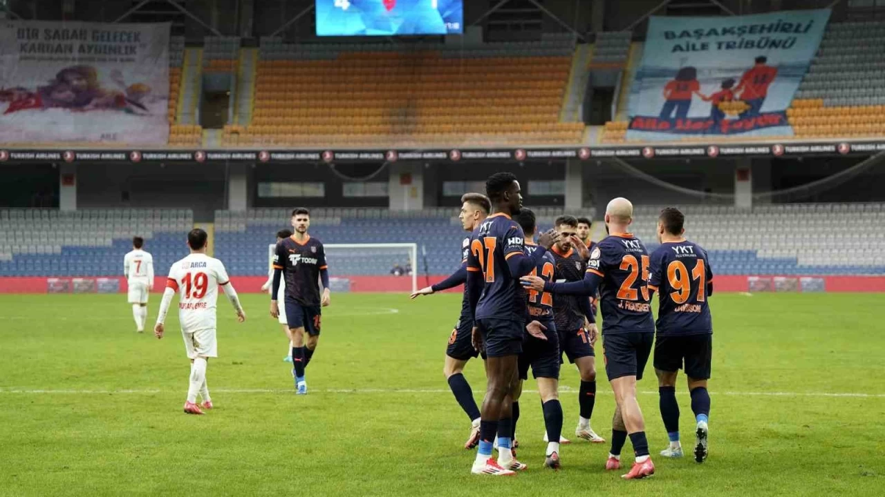 Başakşehir kupada 3 puanı 4 golle aldı