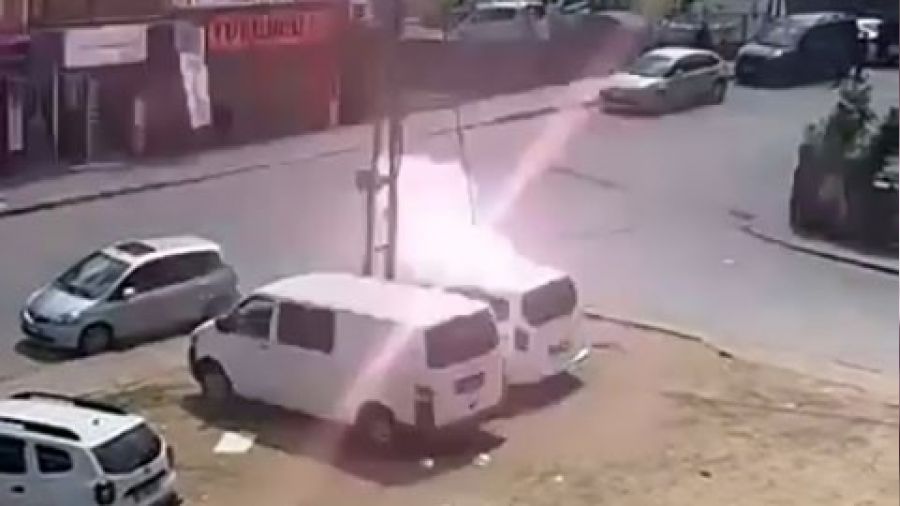 Başakşehir'de elektrik kabloları bomba gibi patladı
