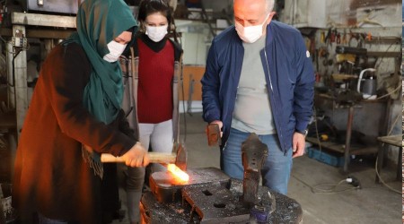Başkan Gültak, ödüllü demirci ustası kadını atölyesinde ziyaret etti