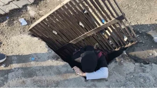 Bastığı gider mazgalı kaydı: 1 buçuk metrelik çukura düştü