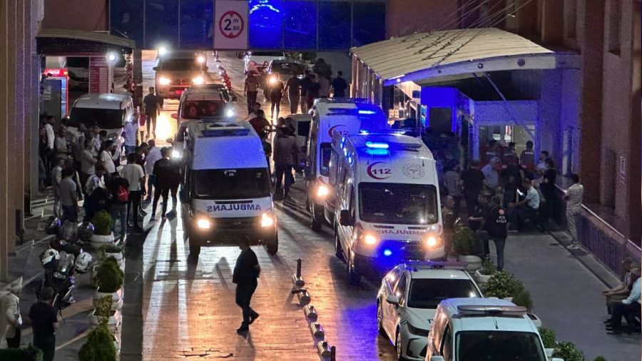 Batman'da 2 aile aras�nda ta�l�, sopal�, b��akl� kavga: 1'i a��r 41 yaral�