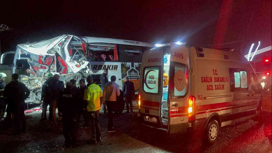Batman'da tır ile yolcu otobüsü çarpıştı