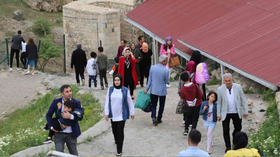 Bayramda vatanda�lar Harput'a ak�n etti