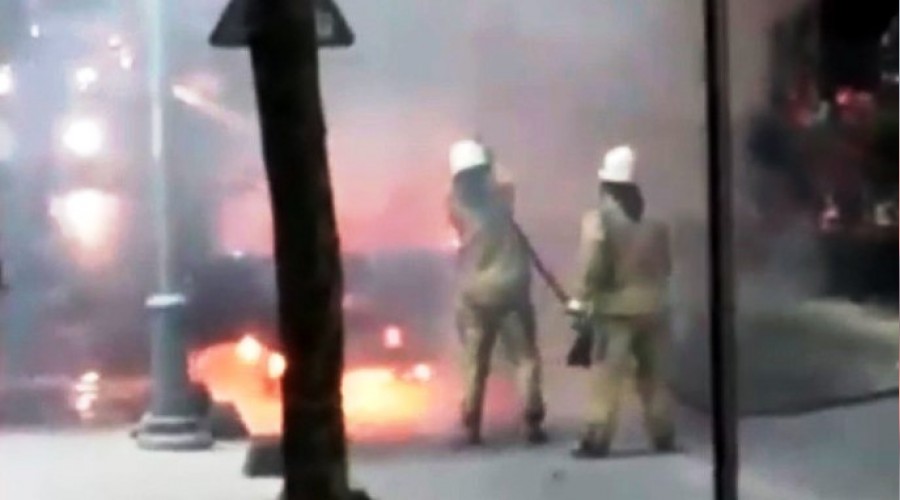 Bayrampaa'da seyir halindeki kamyonet alev ald