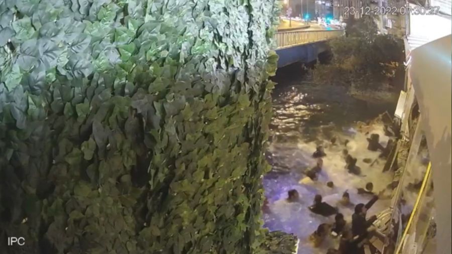 Bebek'te iskelenin çöküşü kamerada: Titanik filmini aratmadı