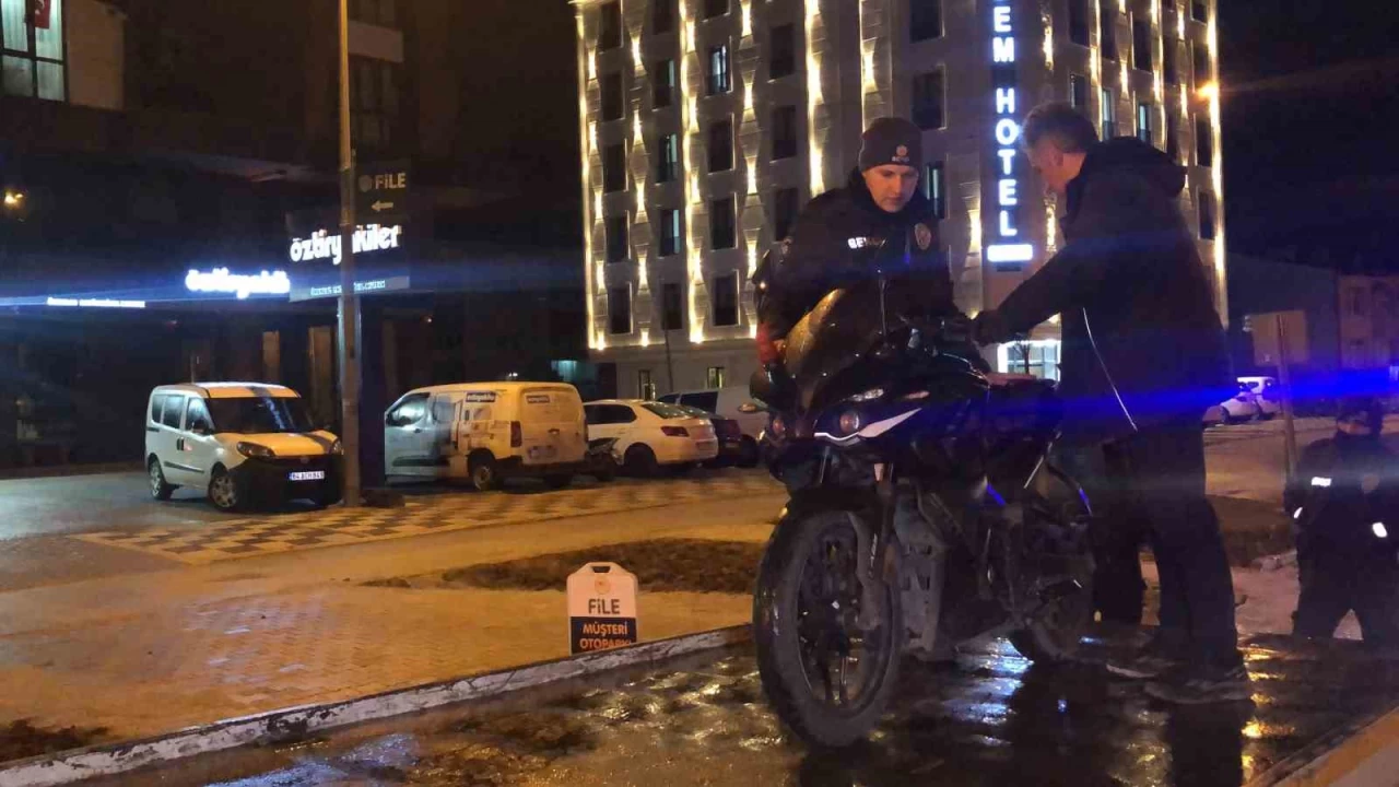 Bekçilerin durdurduğu motosikletteki iki şahsın üzerinden kurusıkı çıktı
