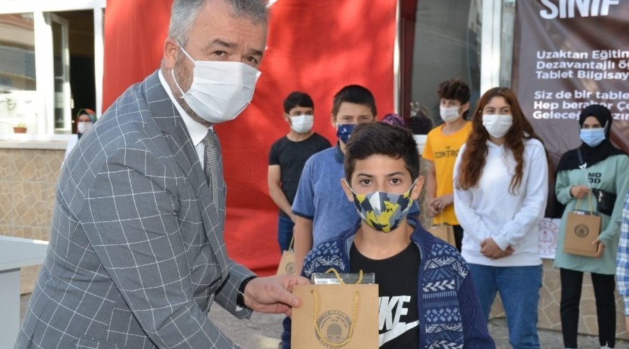 Belediyeden 300 öğrenciye tablet
