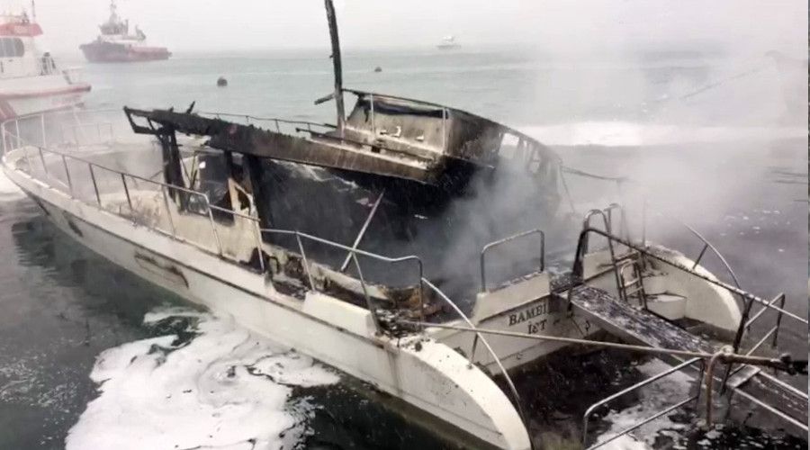 Be�ikta�'ta iki tekne yanarak k�l oldu