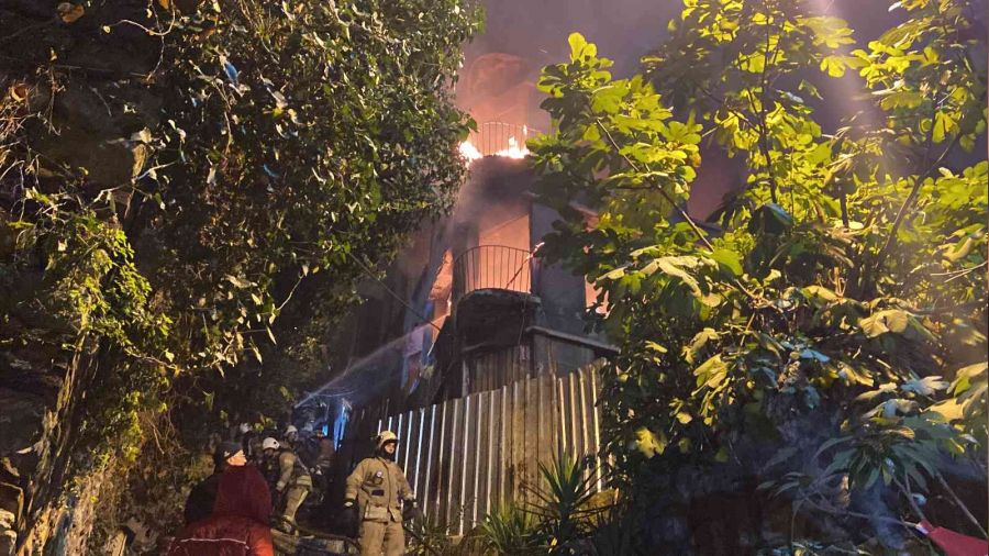 Beyoğlu'nda 3 katlı metruk bina yandı