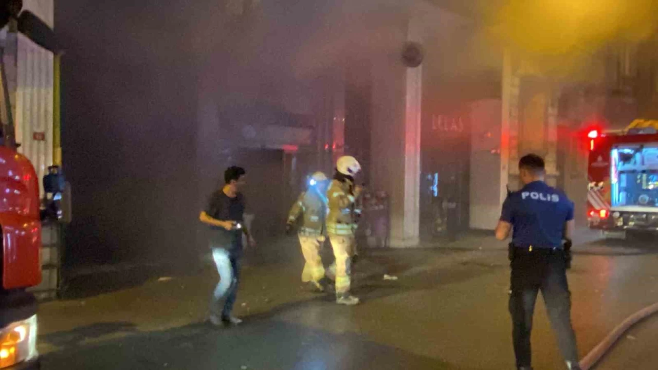 Beyo�lu'nda 9 katl� otelde korkutan yang�n