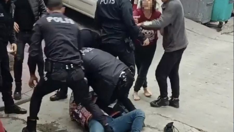 Beyo�lu'nda KADES ihbar�na giden polise sald�r�
