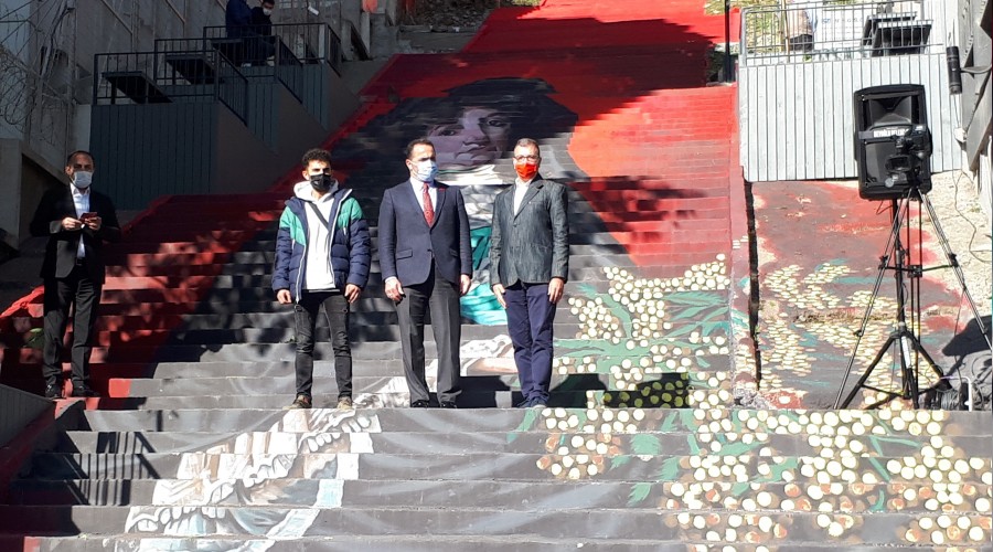 Beyoğlu'nda merdivenlerde sanat var