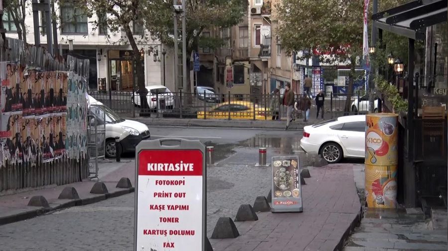 Beyo�lu'nda polis ekipleri ve ��pheliler �at��t�