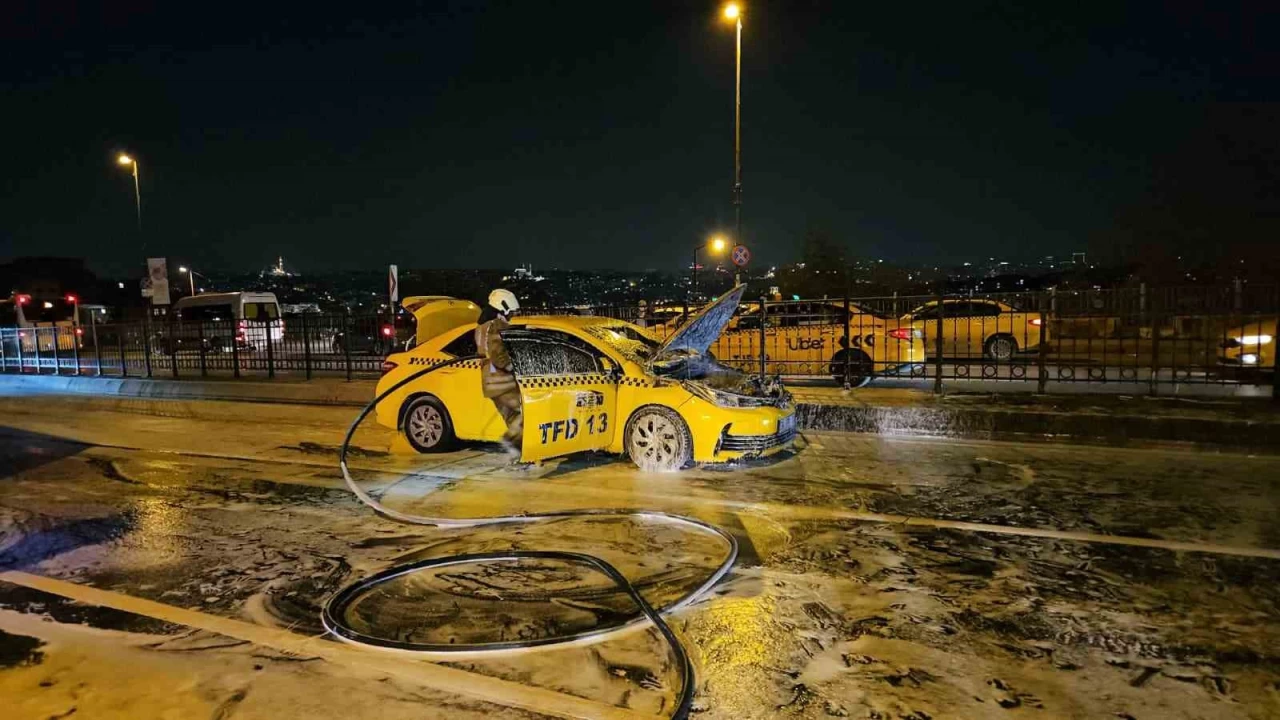 Beyolu'nda seyir halindeki ticari taksi alev alev yand