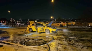 Beyolu'nda seyir halindeki ticari taksi alev alev yand