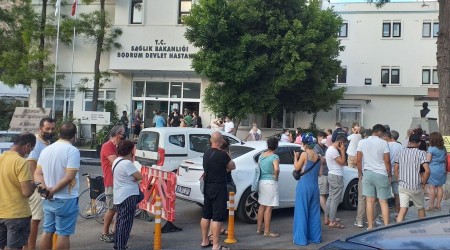 Bodrum'da aşı olmak için kuyruğa girdiler