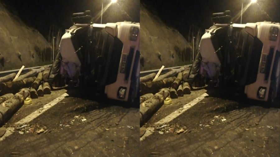 Bolu Dağı Tüneli'nde tomruk yüklü kamyon devrildi