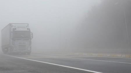 Bolu Dağı'nda sis görüş mesafesini 5 metreye düşürdü