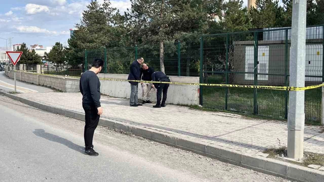 Boşanma aşamasındaki eşini vurduktan sonra rehin aldı