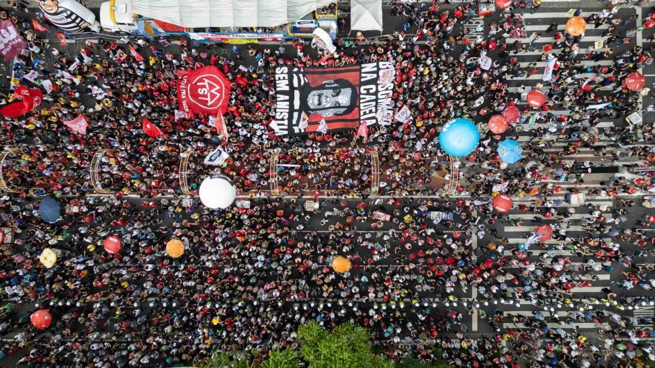 Brezilya'da binlerce kişi sokakta