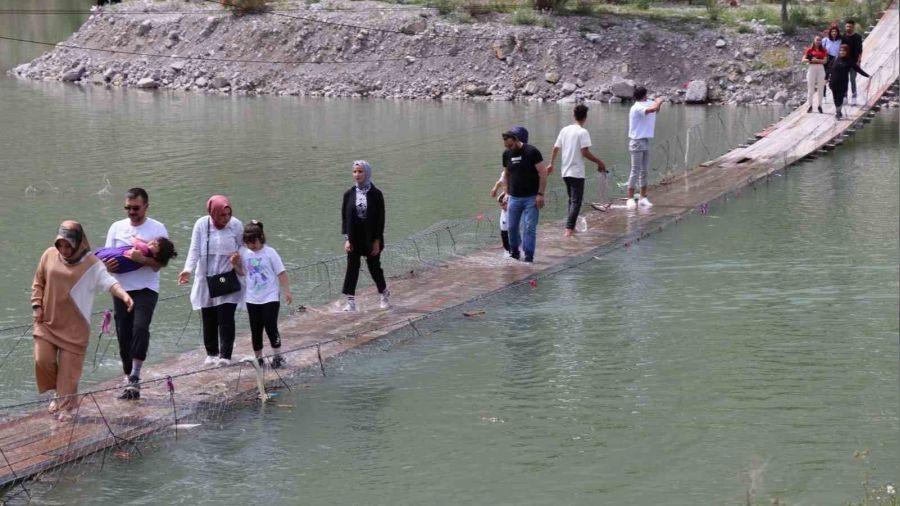 Bu köprüden geçmek yürek istiyor