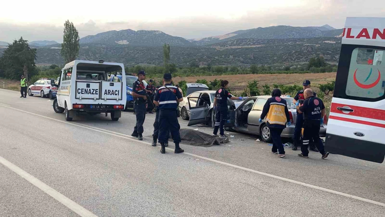 Burdur'da iki otomobil kafa kafaya �arp��t�: 1 �l�, 9 yaral�
