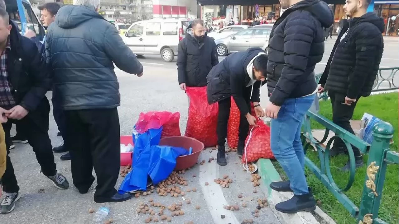Bursa zabıtası kestane peşinde