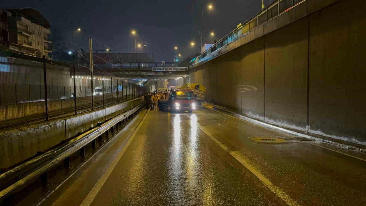 Bursa'da alt geçitte zincirleme kaza: 1 ölü, 1'i ağır 4 yaralı