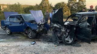 Bursa'da iki araç kafa kafaya çarpıştı: 1 ölü, 3 ağır yaralı