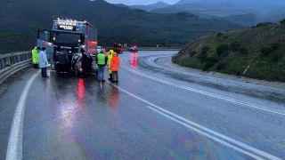 Bursa'da tır ile otomobil kafa kafaya çarpıştı: 1 ölü, 2 yaralı