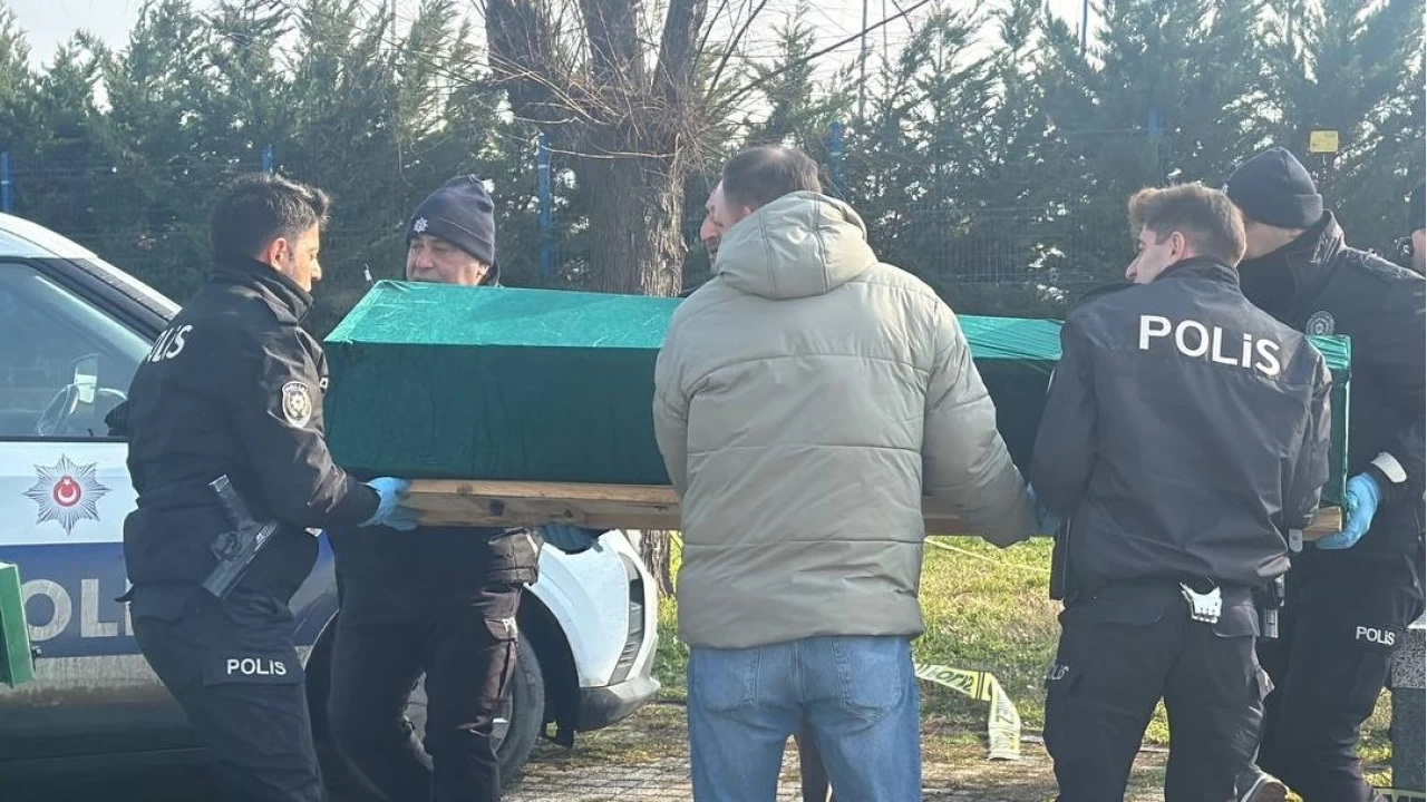 B�y�k�ekmece'de parkta uyuyan ki�i donarak �ld�