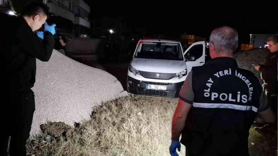 Çaldıkları kargo aracının içini boşalttılar