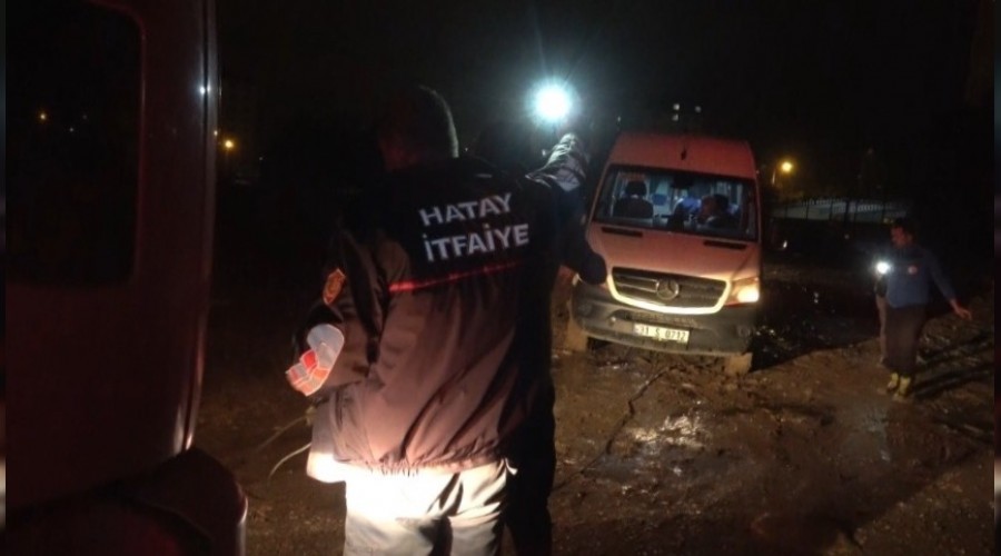 Çamura saplanan araçları itfaiye kurtardı