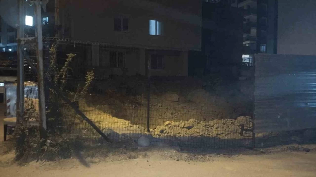 Çekmeköy'de temel kazısı sırasında istinat duvarı çöktü