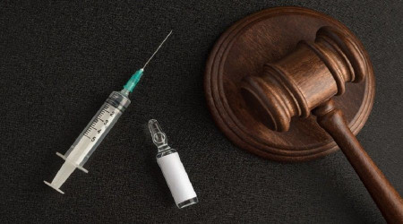 Çekya'da aşıya zorlanan 100 öğrenci üniversiteye dava açıyor