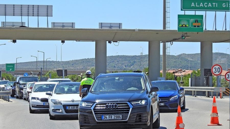 Çeşme'ye 217 bini aşkın araç giriş yaptı