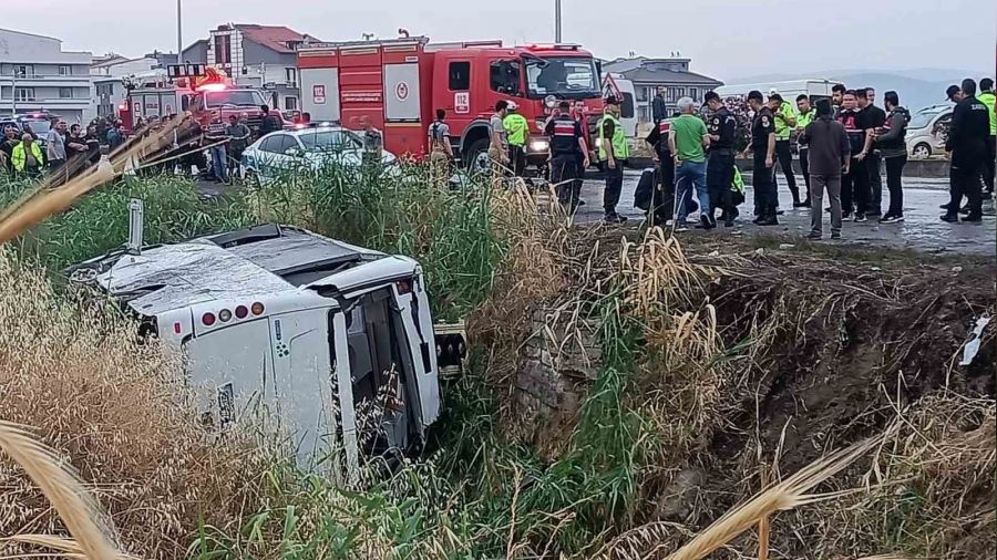 Cezaevi nakil aracı şarampole devrildi