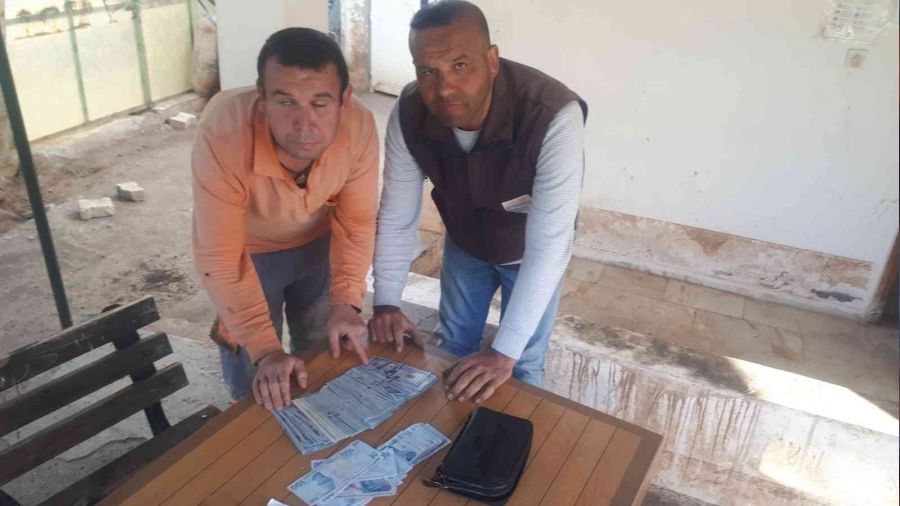 �i�ek dikti�i parkta para dolu �anta buldu