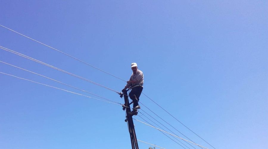 ��kt��� elektrik dire�inde mahsur kalan �ahs� itfaiye kurtard�
