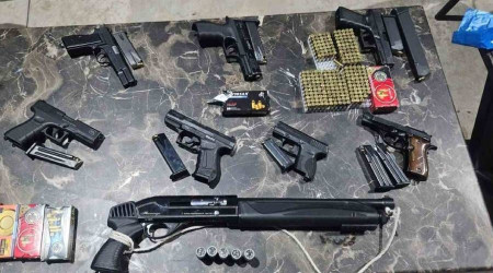 Cinayet sonrası yapılan aramalarda evlerden cephanelik çıktı