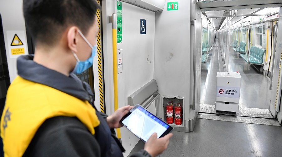 Çin'de metroları robotlar temizliyor